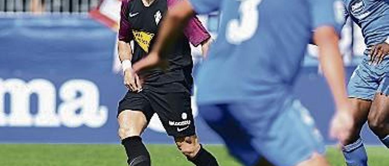 Manu García conduce un balón, ayer, en el estadio Fernando Torres.