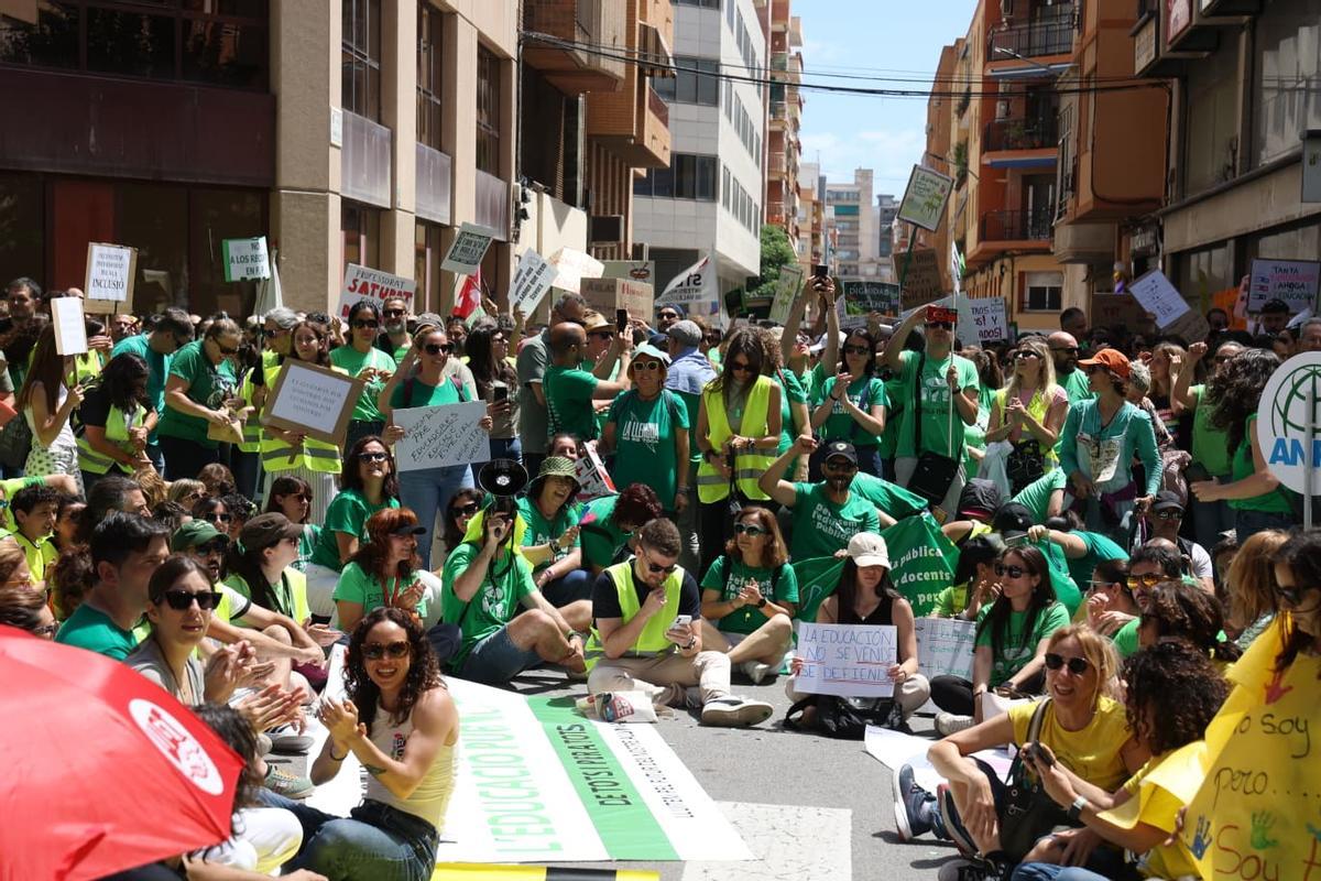 Protesta de los profesores frente a la sede territorial de Educación en Alicante