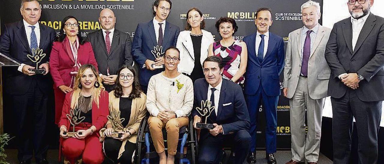 Carla Fernández (1ª por la izq., agachada), en la entrega de premios.