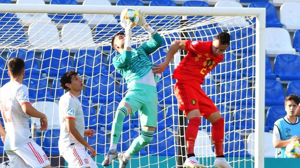 Antonio Sivera atrapando el balón frente a Bélgica en el Europeo de Italia Sub-21