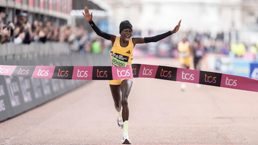 Los kenianos Mutiso y Jepchirchir se imponen en el maratón de Londres