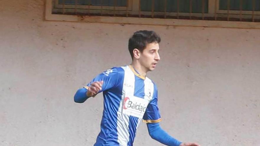 Luis Nuño se lleva el balón el pasado domingo ante el Lugones en el Suárez Puerta.