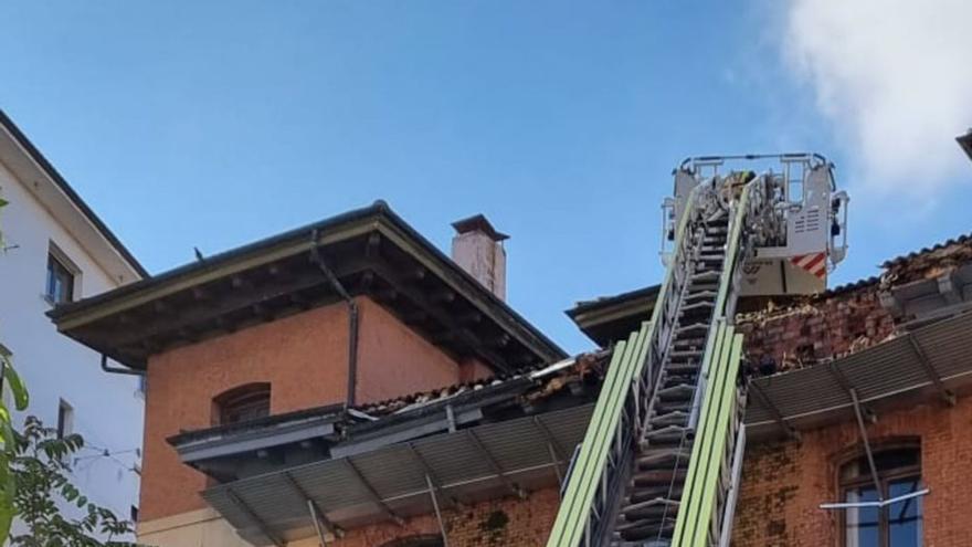 Susto en Oviedo: se desprende parte del alero principal de La Malatería