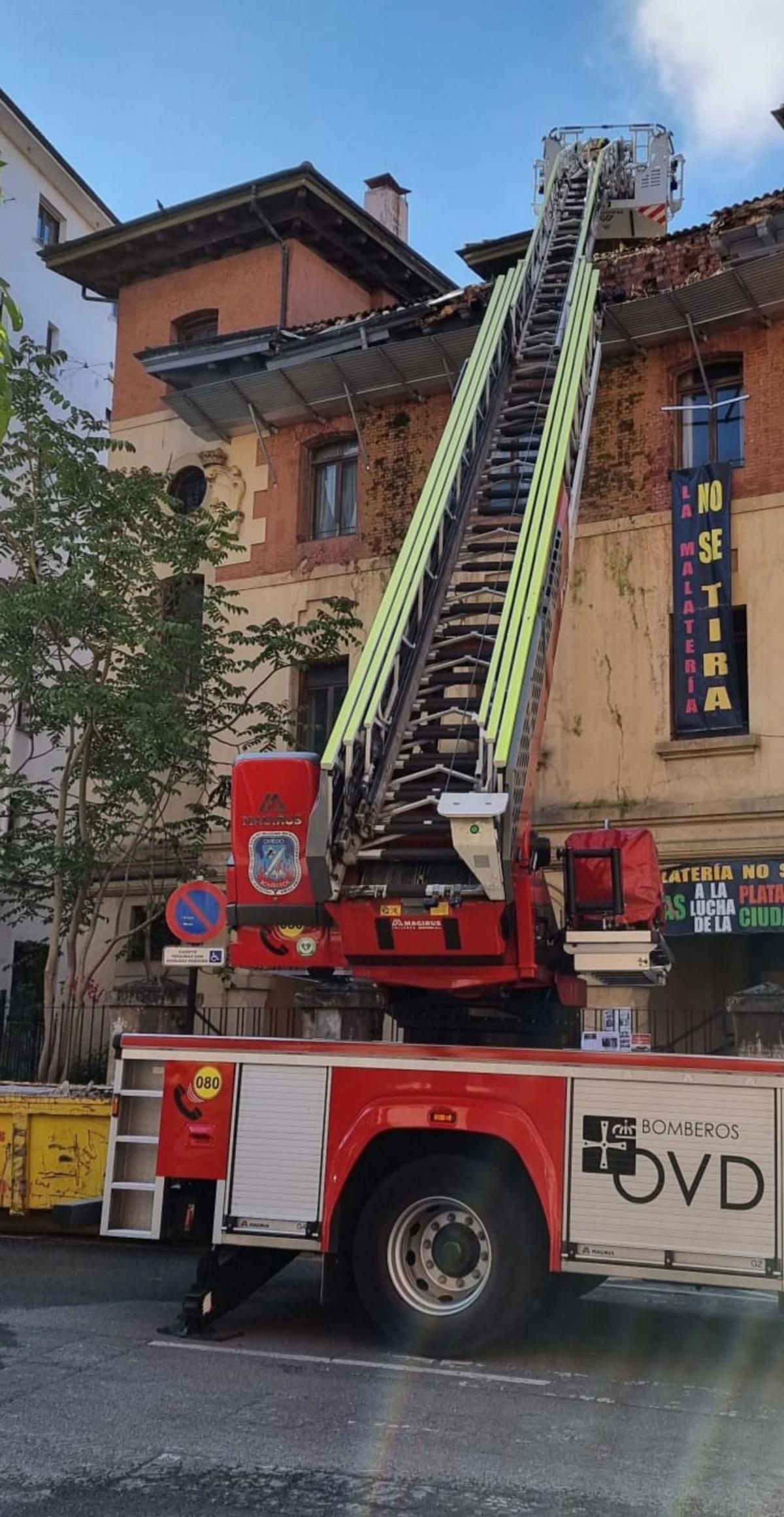 Los bomberos, durante la actuación. | LNE