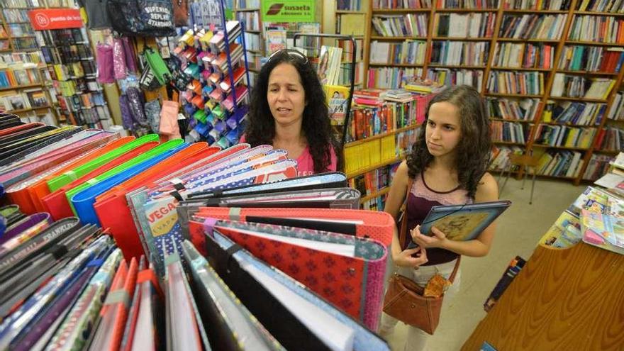 Compra de material escolar en una librería. // Gustavo Santos