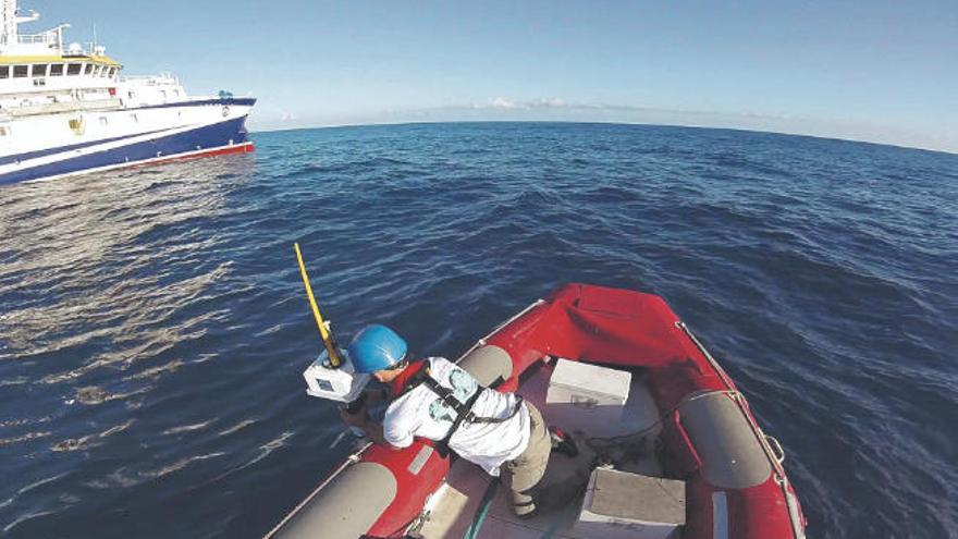 Un investigador del Instituto Español de Oceanografía (IEO) en Tenerife instala una boya de investigación.