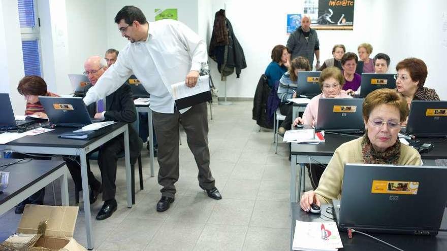 Varios usuarios acceden a Internet en un centro de trabajo.