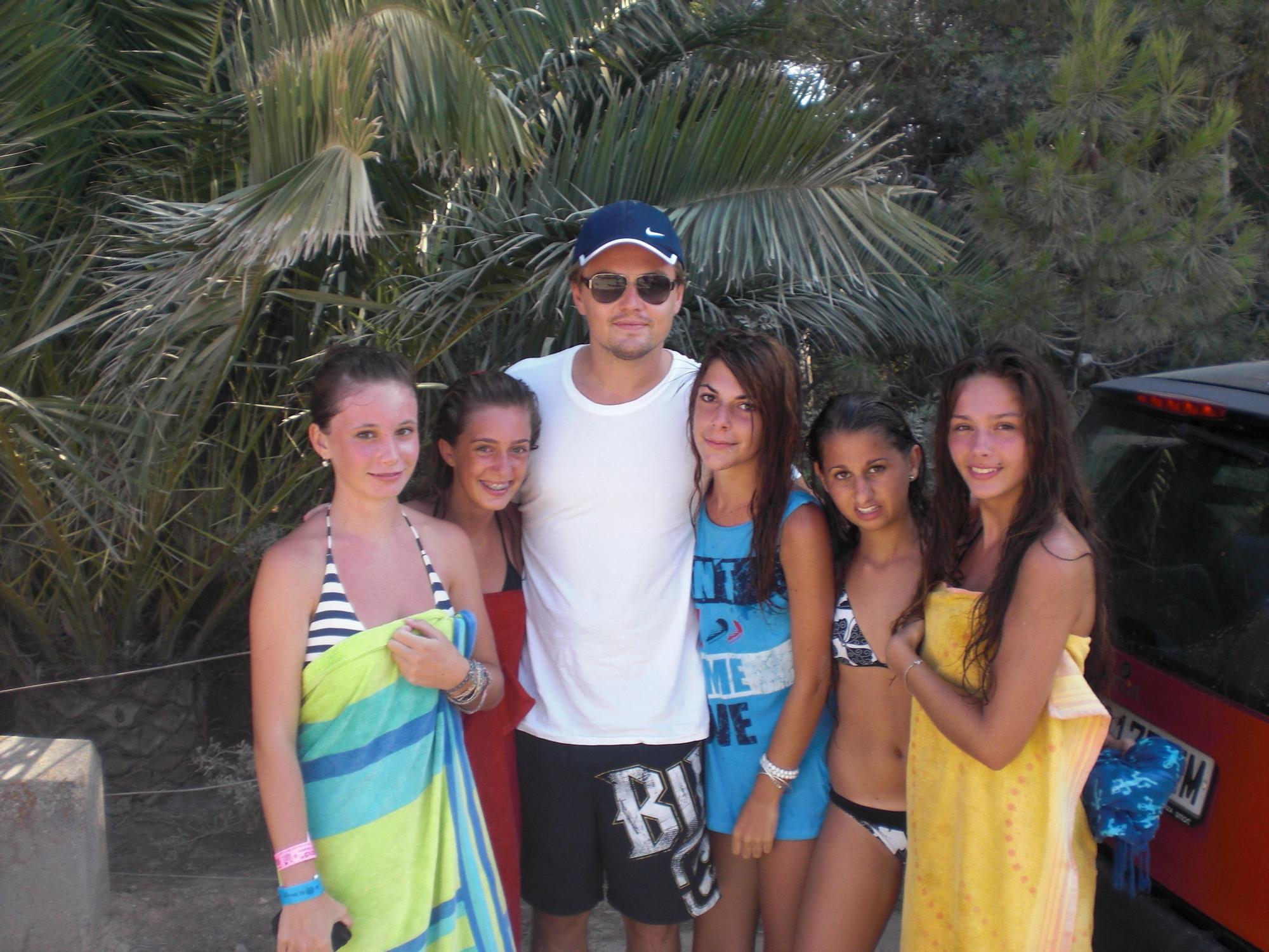 DiCaprio posa en Ibiza junto a sus fans en el concurso 'Tu foto junto a un famoso' en 2009