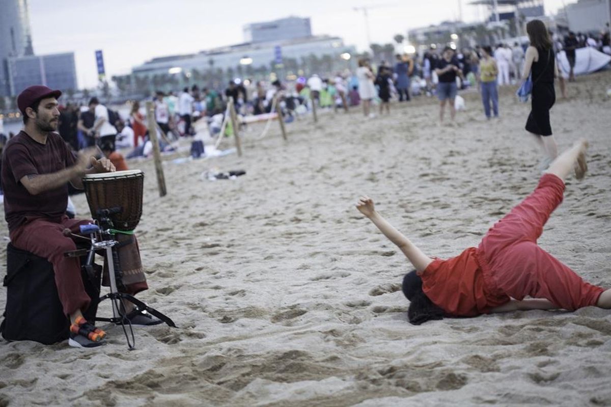 Música y danzas en la celebración de Sant Joan Sostenible en la playa de Sant Miquel de La Barceloneta.