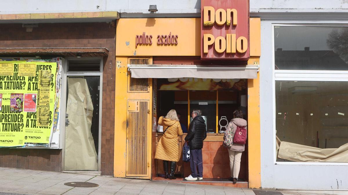 Ya es oficial: el Concello de A Coruña dará ocho días para desalojar al asador de pollos y la podóloga de la atalaya de la plaza de España