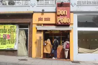 Ya es oficial: el Concello de A Coruña dará ocho días para desalojar al asador de pollos y el podólogo de la atalaya de la plaza de España