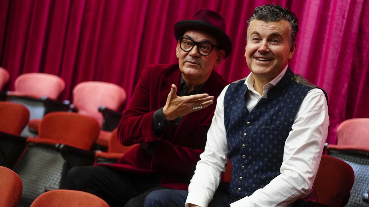 El actor y humorista Jose Corbacho conducirá, junto al músico y divulgador Ramon Gener (d), el espectáculo musical &quot;LOVE LOVE LOVE&quot;, que podrá verse el próximo 30 de abril en la sala principal del Palau de la Música Catalana. EFE/Enric Fontcuberta