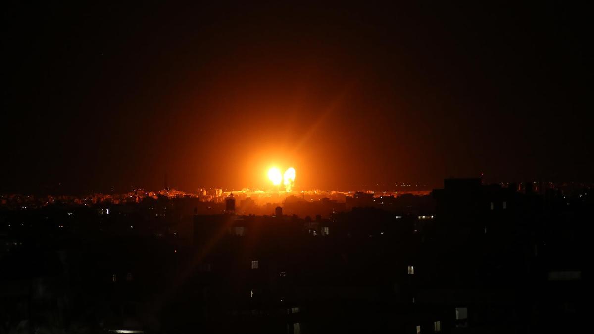 Edificios de la Ciudad de Gaza mientras las fuerzas israelíes bombardean el enclave palestino.