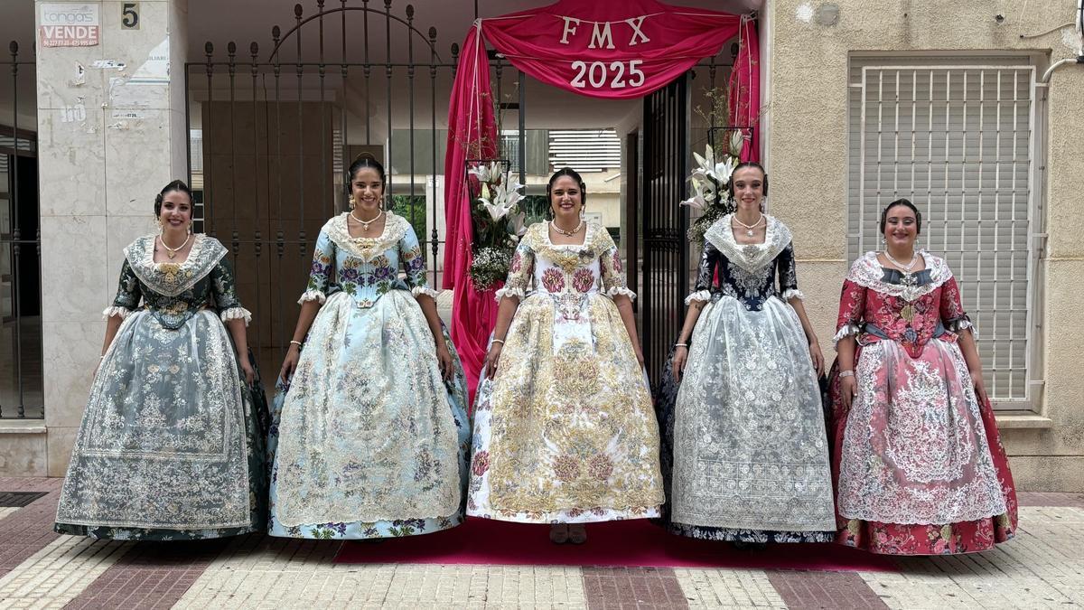 La Fallera Mayor de Xàtiva 2025 con su corte de honor.