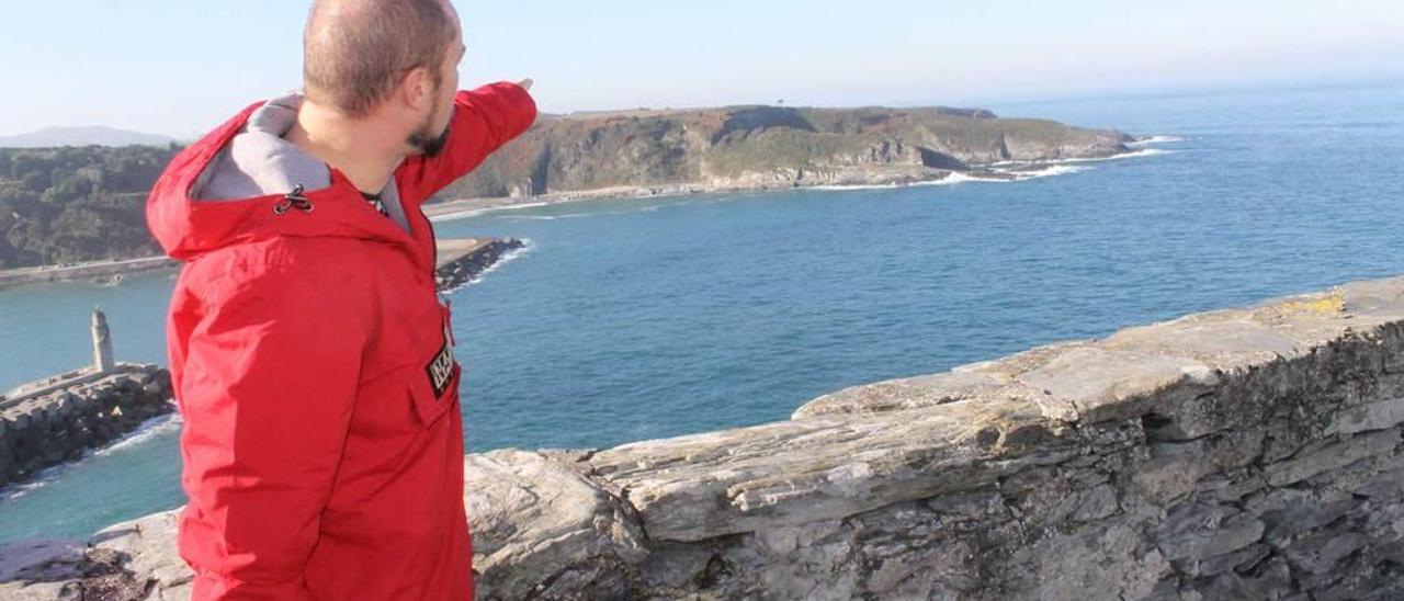 Valentín Álvarez con los paneles que narran la historia de Luarca.