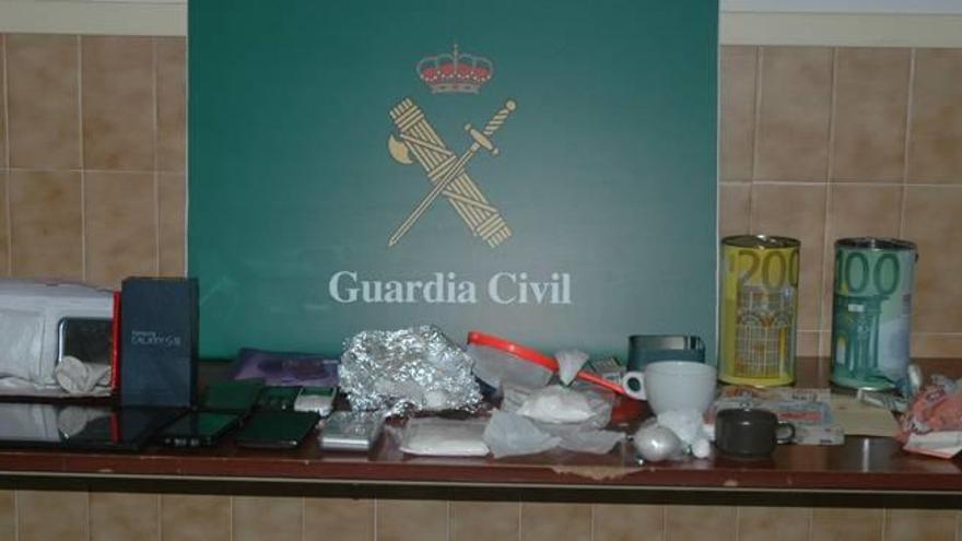 La droga i els objectes comissats durant l&#039;operació policial a Lloret de Mar.