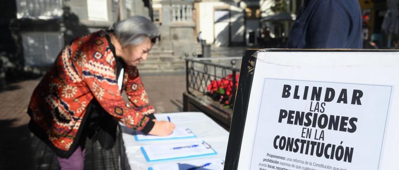 Recogida de firmas en Canarias en defensa de las pensiones.