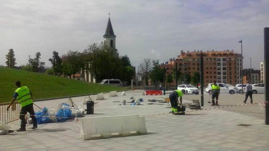 Recambio de baldosas en el HUCA tras sólo dos años