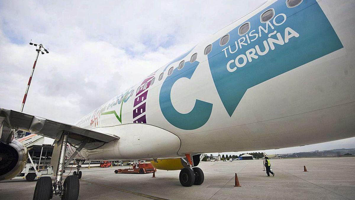 Un avión de Vueling con el logotipo de Turismo de A Coruña, en el aeropuerto de Alvedro.