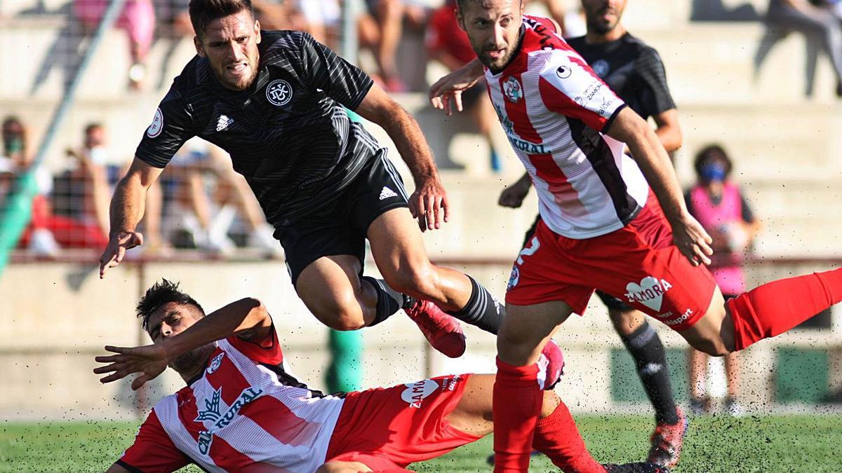 Xisco Campos y Carlos Parra evitan una ocasión de peligro en el partido del pasado sábado.