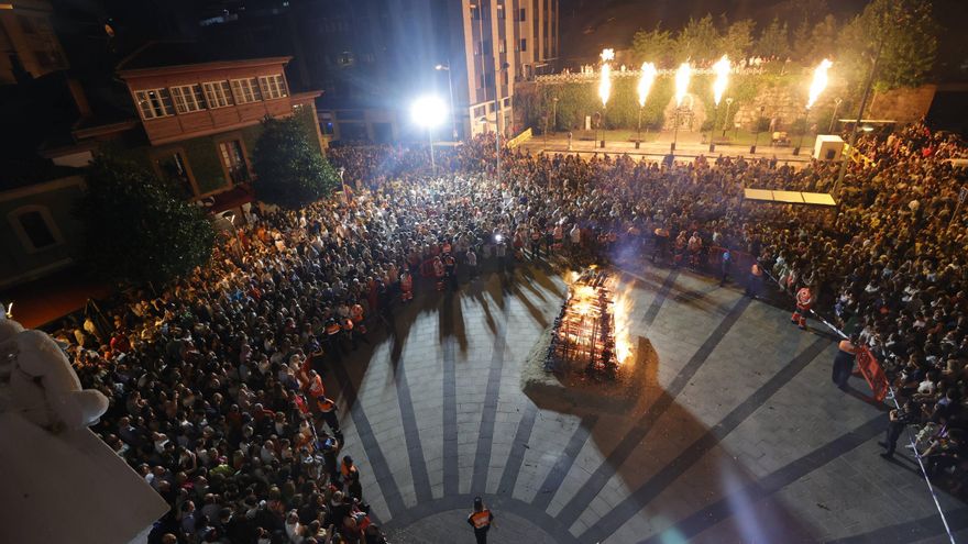 Así fue la hoguera de San Xuan en Mieres: arte, fuego y un dragón gigante