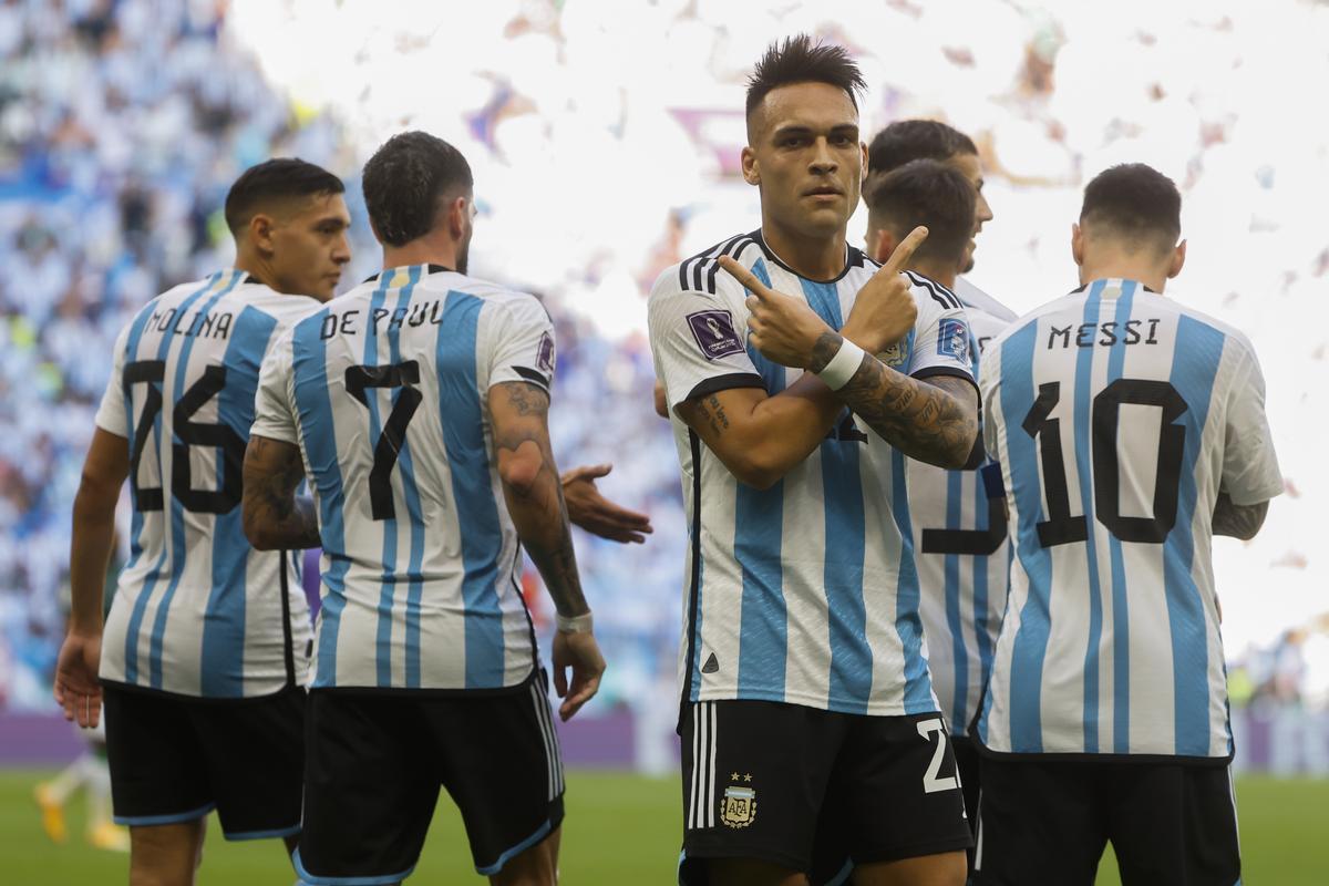 GR2002. LUSAIL (CATAR), 22/11/2022.- Lautaro Martínez (c) de Argentina celebra un gol que posteriormente fue anulado por el VAR hoy, en un partido de la fase de grupos del Mundial de Fútbol Qatar 2022 entre Argentina y Arabia Saudita en el estadio de Lusail (Catar). EFE/ Juan Ignacio Roncoroni