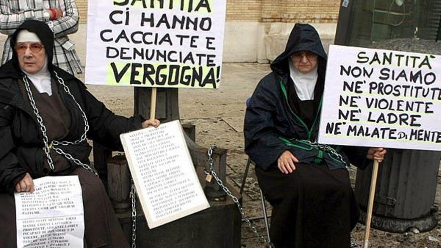 La hermana Albina Locantore, de 73 años y Teresa Izzi, de 79, encadenadas en una farola a las afueras del Vaticano