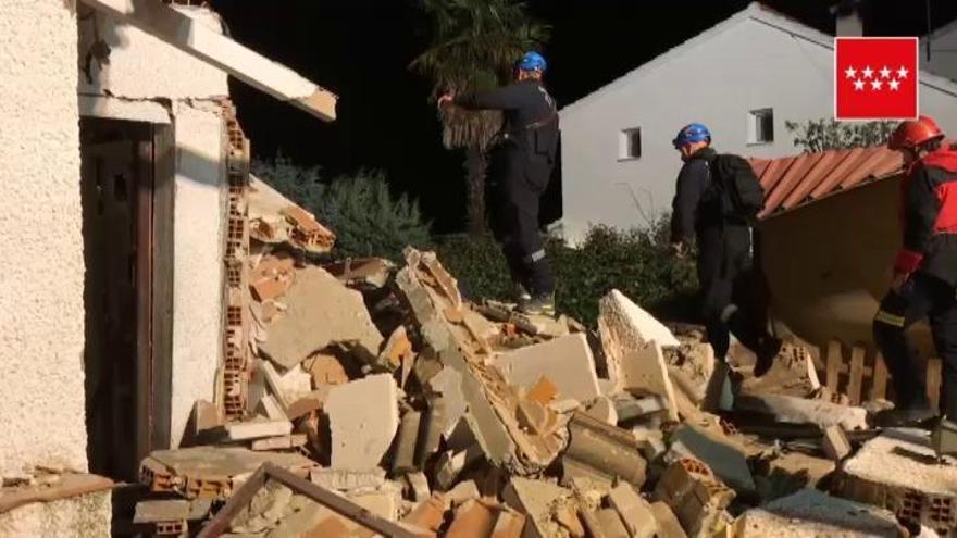 Rescatada con vida una anciana sepultada durante siete horas bajo los escombros de su vivienda