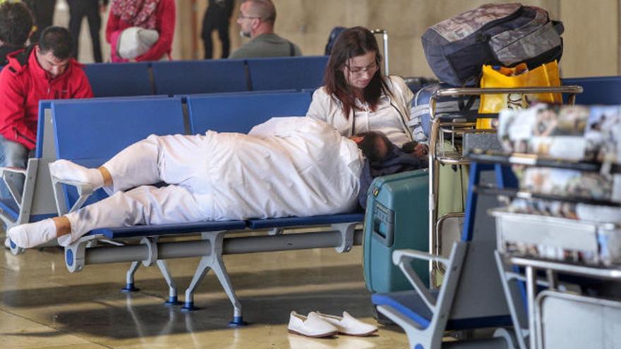 Varios ciudadanos esperan para poder volar.