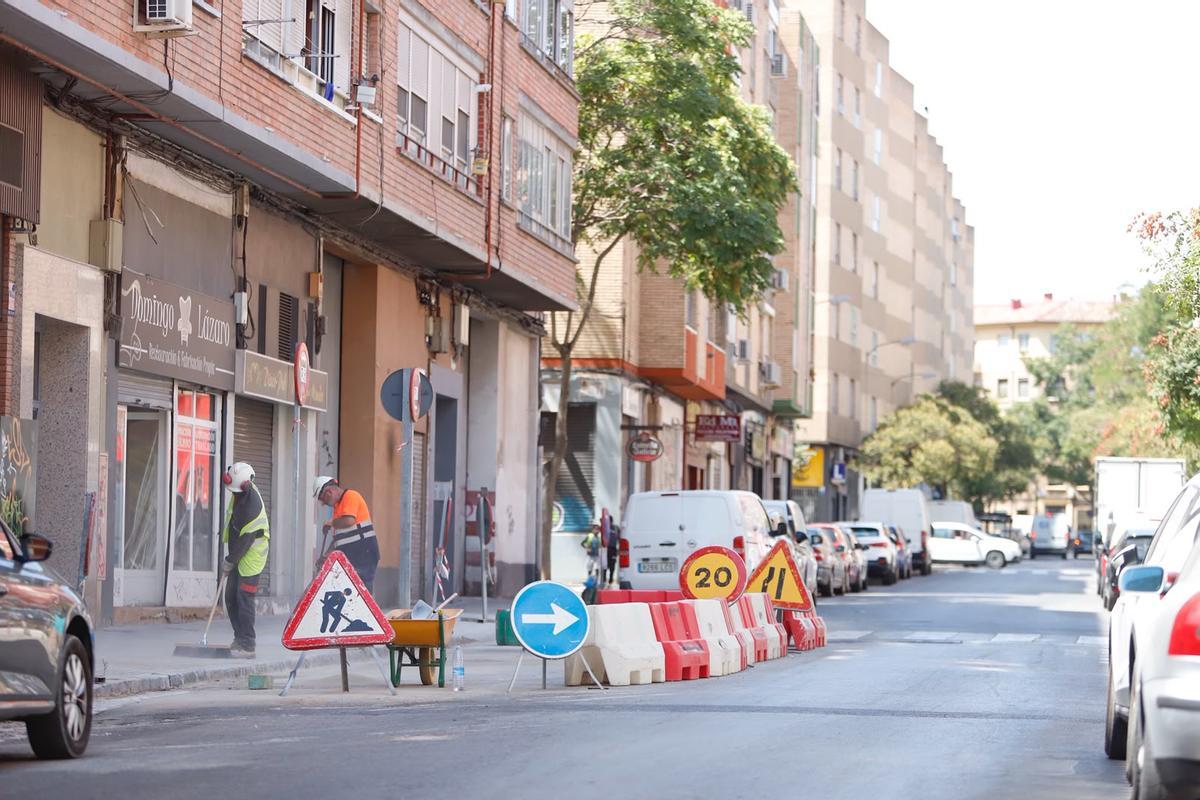 Operarios durante las obras de mantenimiento en el barrio de Las Fuentes