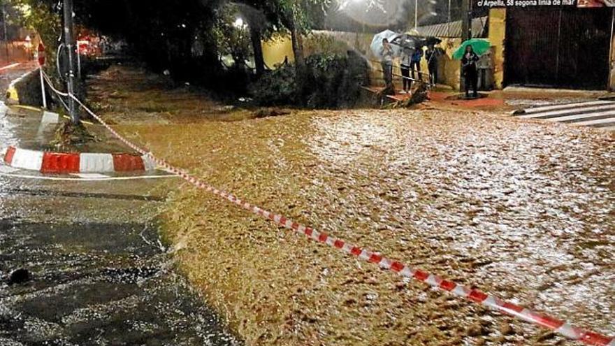 La riera de Vilassar de Mar, desbordada per la pluja