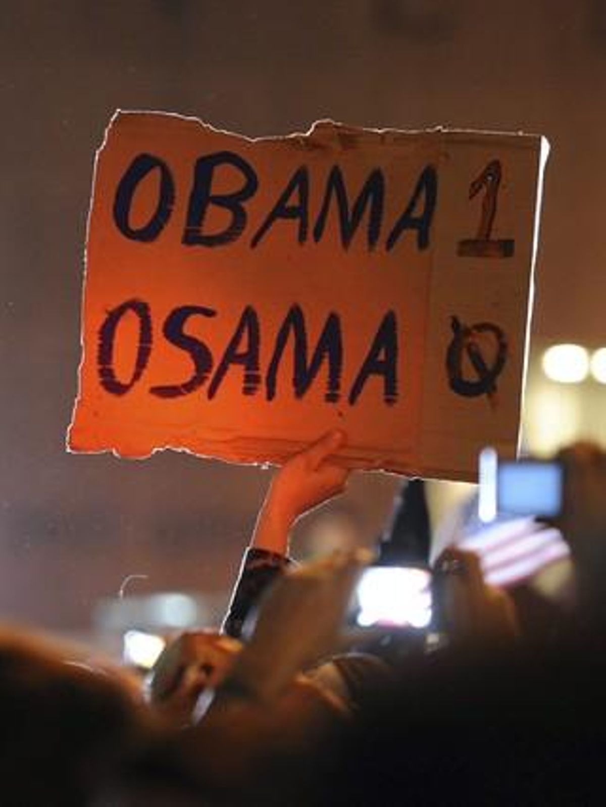 Un home sosté una pancarta al·lusiva a la mort de Bin Laden durant una celebració a la zona zero de Nova York.