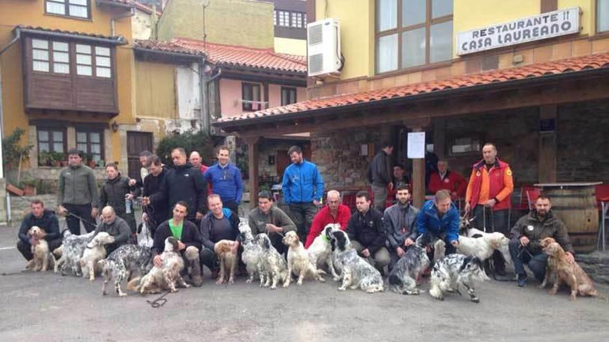 Participantes en la final del concurso nacional de cazadores de becada en Colunga, ayer.