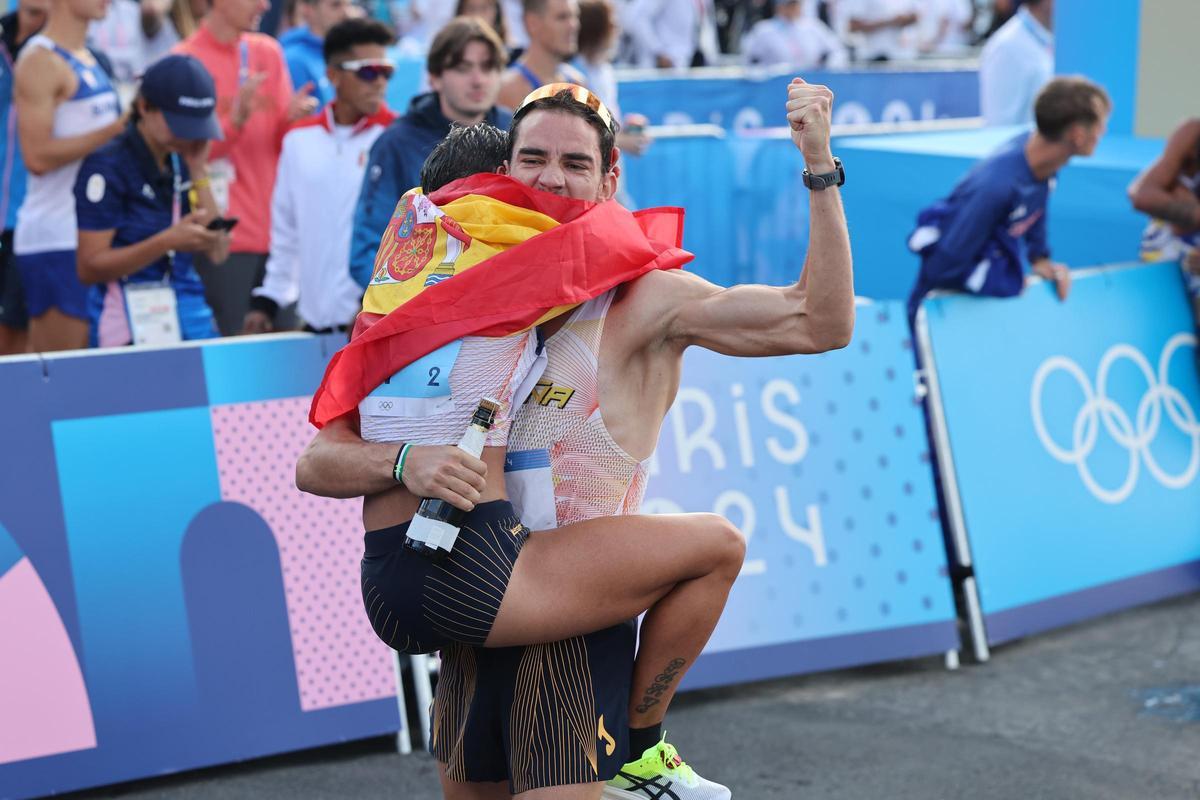 Álvaro Martín y María Pérez se abrazan tras ganar el oro en la prueba de maratón mixto de marcha de los Juegos Olímpicos de París 2024, este miércoles, en la capital francesa. Álvaro Martín y María Pérez se abrazan tras ganar el oro en la prueba de maratón mixto de marcha de los Juegos Olímpicos de París 2024, este miércoles, en la capital francesa.