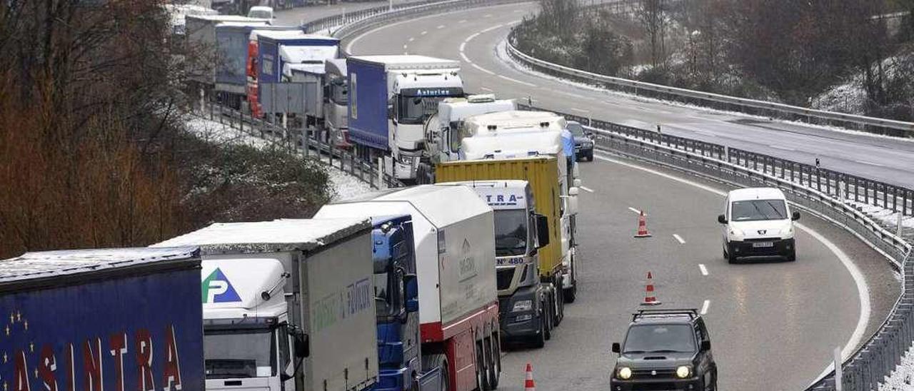 Camiones estacionados en uno de los carriles de la autovía durante un corte del Huerna y Pajares.