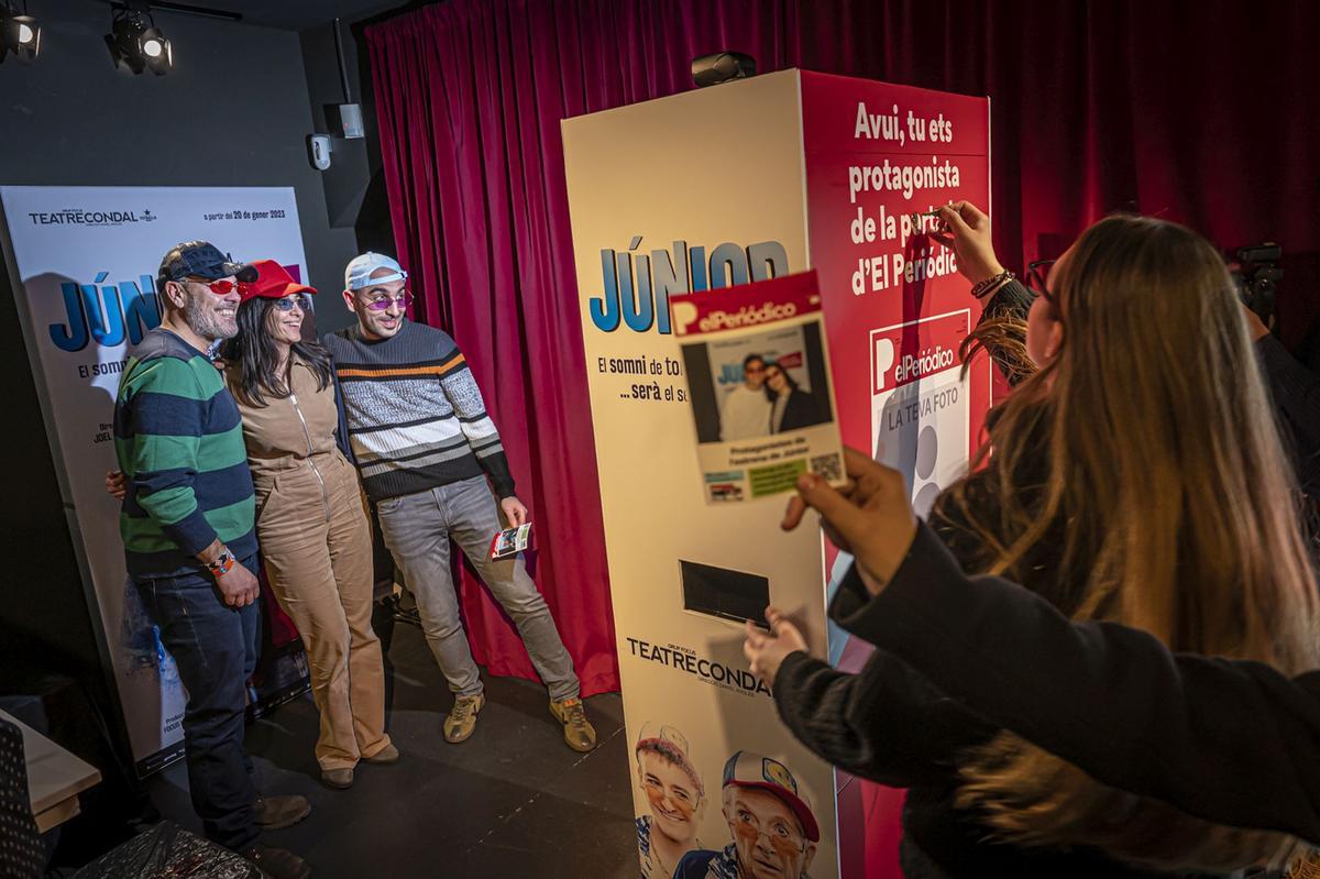 El estreno de Júnior en el Teatre Condal, la nueva comedia protagonizada por Joan Pera, fue divertida desde el primer momento. Nada más llegar a la sala del Paral.lel el público se ambientó en la historia gracias a un fotomatón