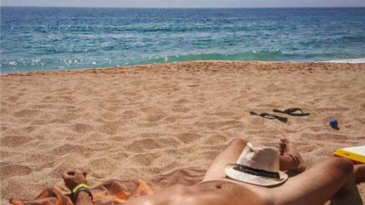 Guillermo Martín toma el sol en la playa