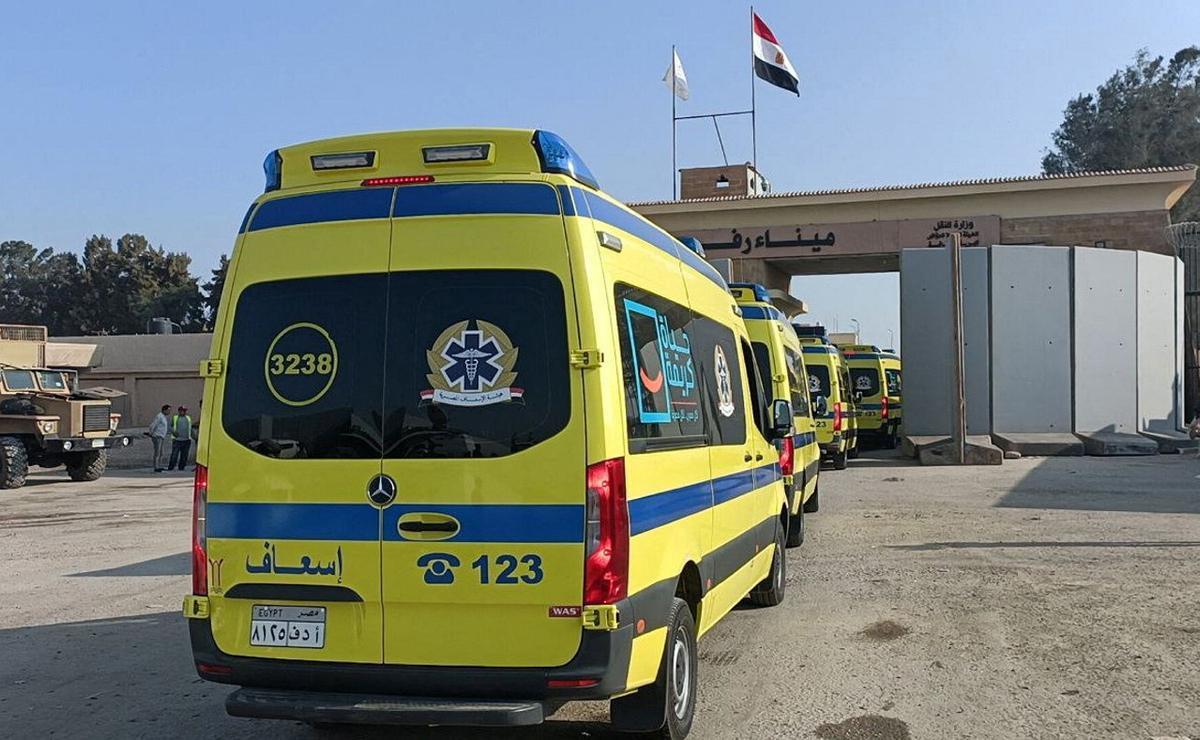 Palestinos y ambulancias huyen a Egipto por la frontera de Rafah, que abren hoy