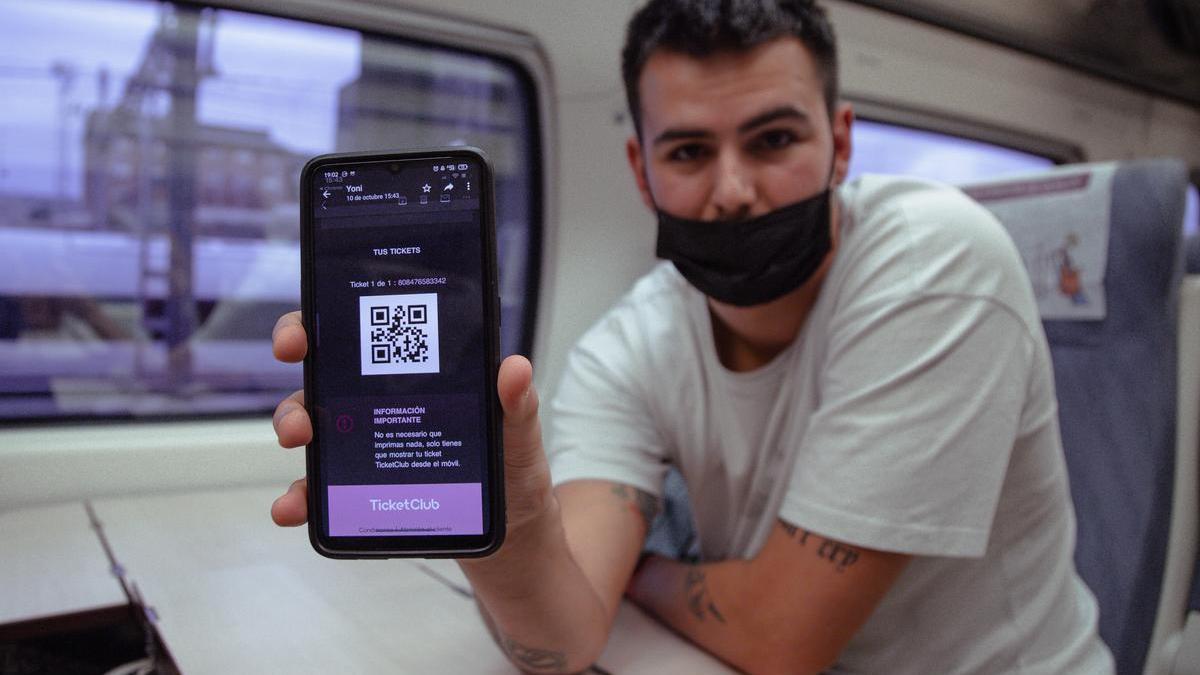 Iker, joven estudiante de Palencia que va de fiesta a la discoteca Fabrik de Madrid.