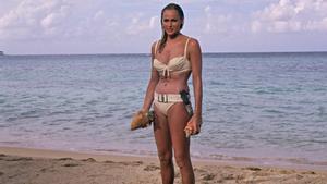 La actriz Ursula Andress, la primera ’cha Bond’, en ’Agente 007 contra el Doctor No’ (1962)