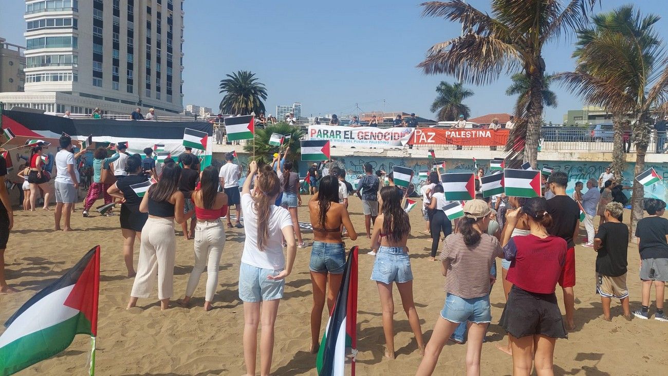 500 banderas por Palestina en la playa de Las Alcaravaneras (2).JPG