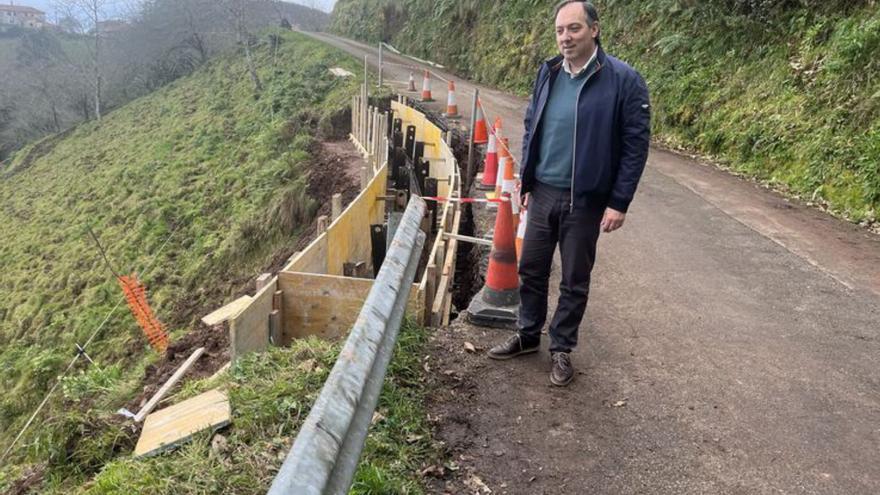 Villaviciosa repara el argayo de la carretera de Paniceres, que amenazaba con ir a más