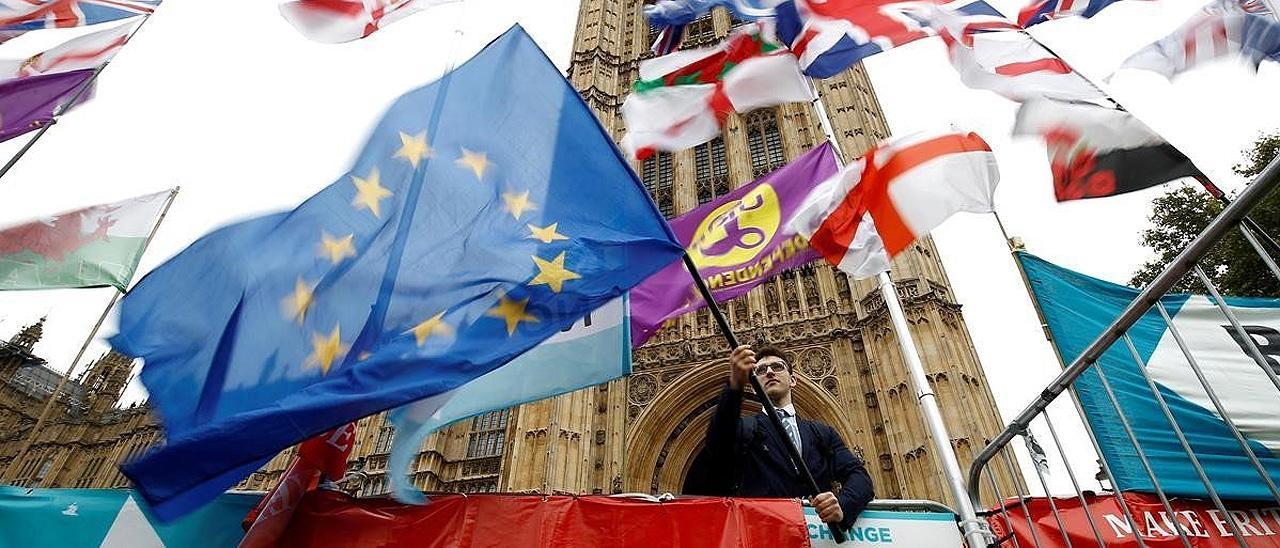 Banderas británicas y europeas en Londres.