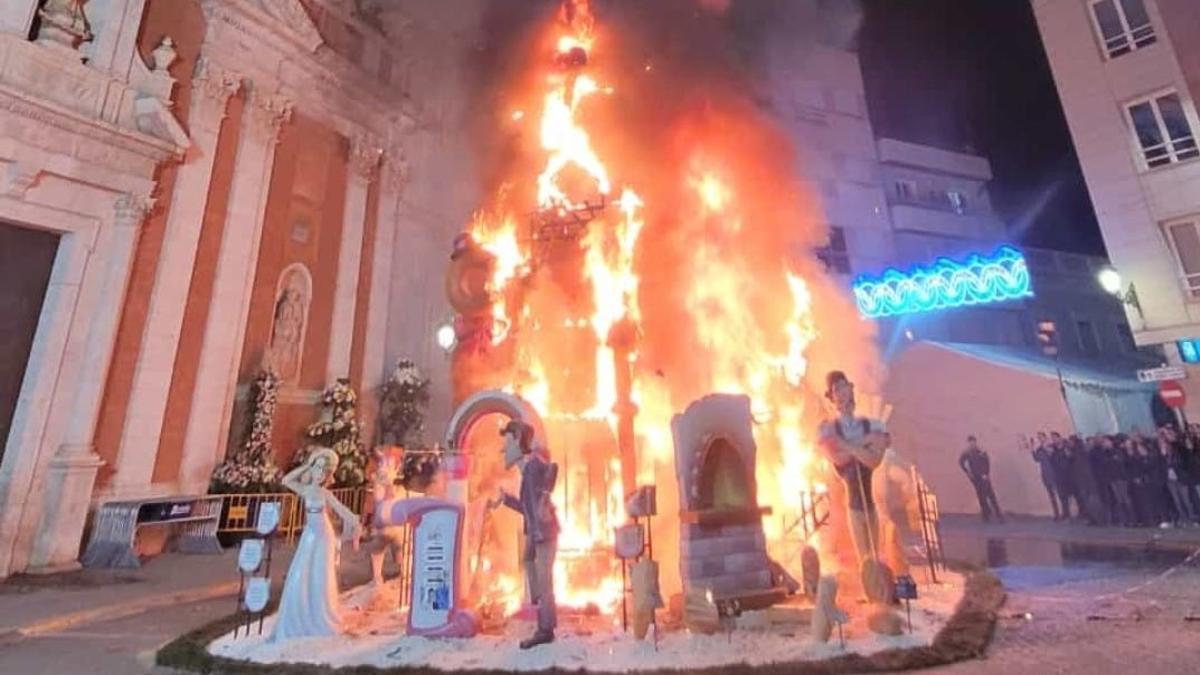 La falla de Plaça del Mercat de Turís arde en llamas.