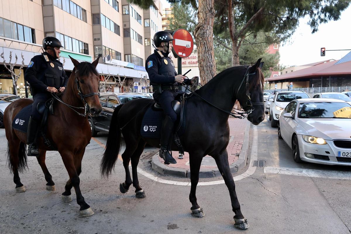 La Unidad de Caballería de la Policía de Murcia, contra los gorrillas en Centrofama.