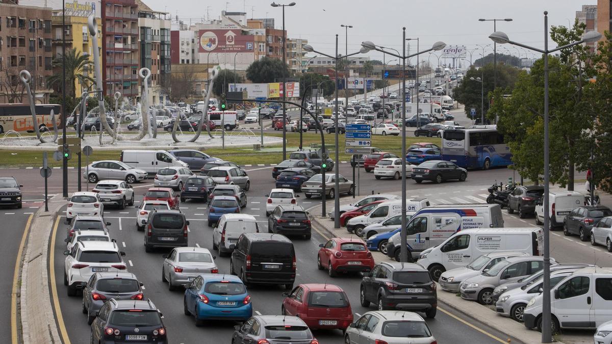 Comienzan los atascos en el segundo fin de semana de confinamiento en València