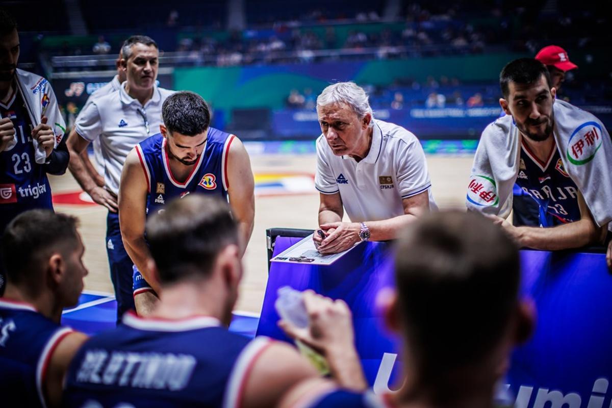 Pesic conversa con sus jugadores en un tiempo muerto de Serbia