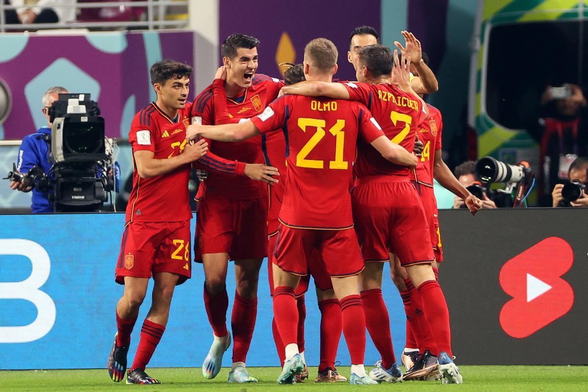 Álvaro Morata celebra con sus compañeros el 1-0 que acaba de anotar ante Japón.