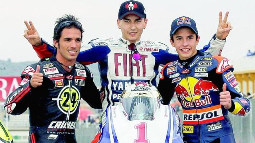 Toni Elías, Jorge Lorenzo y Marc Márquez posan en el circuito de Cheste ya como campeones de Moto2, MotoGP y 125 c.c. respectivamente.