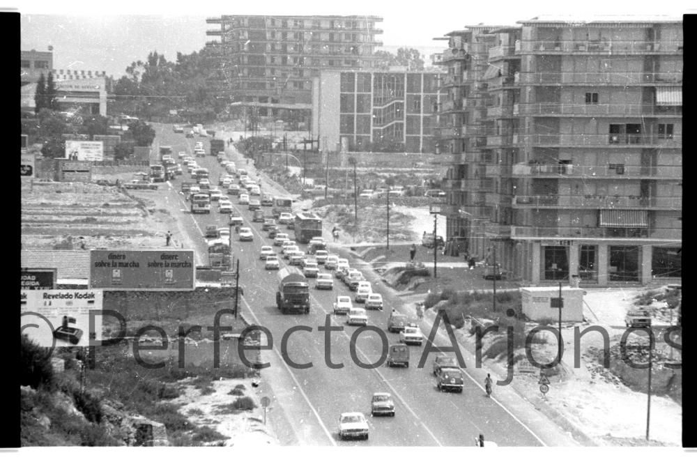 Así era el tráfico en la ciudad de Alicante en los años 60 y 70 en pleno verano